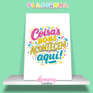 Plaquinha Decorativa MDF 19x28cm Lettering Coisas boas acontecem aqui MOD.00003