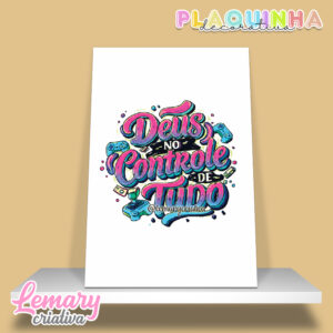 Plaquinha Decorativa MDF 19x28cm Lettering Deus no controle de tudo MOD.00001