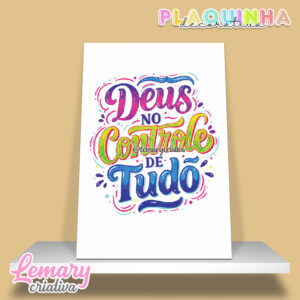 Plaquinha Decorativa MDF 19x28cm Lettering Deus no controle de tudo MOD.00004
