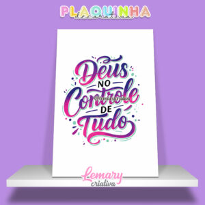 Plaquinha Decorativa MDF 19x28cm Lettering Deus no controle de tudo MOD.00008