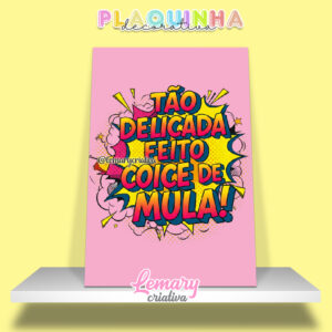 Plaquinha Decorativa MDF 19x28cm Lettering Tão delicada feito coice de mula MOD.00002